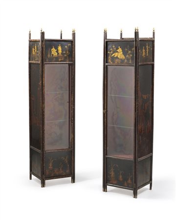 Coppia di vetrine in legno laccato a chinoiserie in oro e in policromia su fond