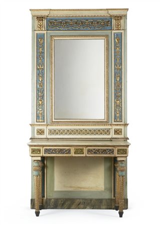 Fondo sala con specchiera da terra in legno intagliato, laccato e dorato. Tavol