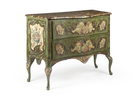 Commode di linea mossa in legno intagliato, laccato e pastiglia dorata, due cas