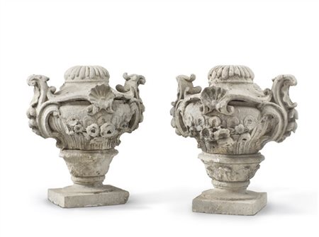 Coppia di elementi decorativi in pietra di Vicenza scolpita a vaso a volute, va