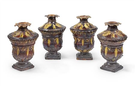Manifattura del secolo XIX. Gruppo di quattro bracieri in forma di vaso in maio