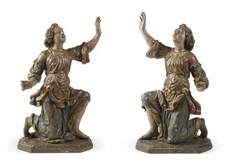 Scultore del secolo XVII. Coppia di sculture di angeli genuflessi in legno inta