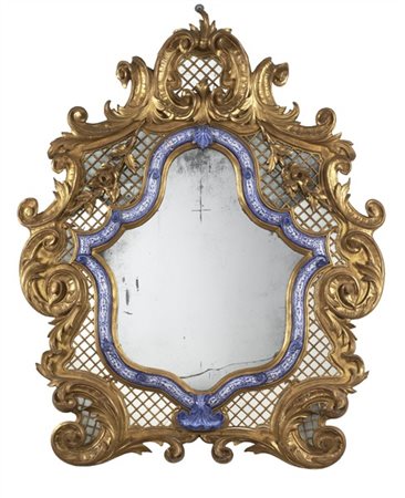 Specchiera in legno intagliato, dorato e traforato a volute contrapposte a grat