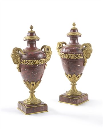 Coppia di elementi decorativi in forma di vasi biansati in marmo rosso, decorat