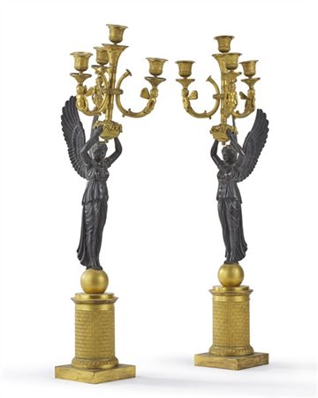 Coppia di candelabri a quattro luci in bronzo dorato e brunito, sostegno a cane