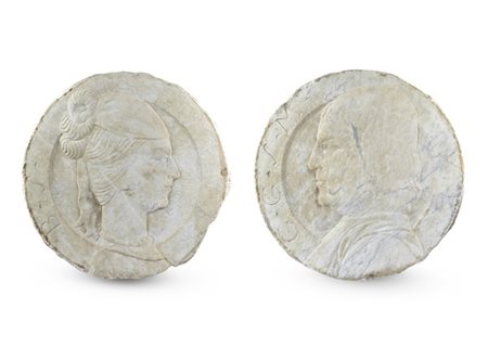 Coppia di antichi bassorilievi in marmo scolpito di forma circolare raffigurant