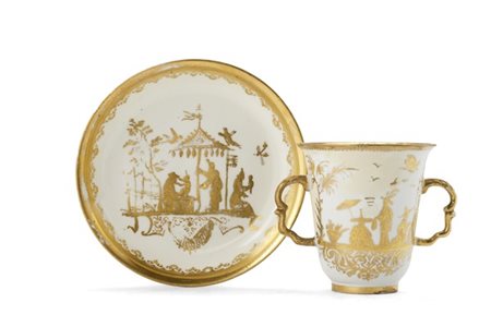 Manifattura di Meissen, 1720-1725. Tazza biansata con piatto in porcellana deco