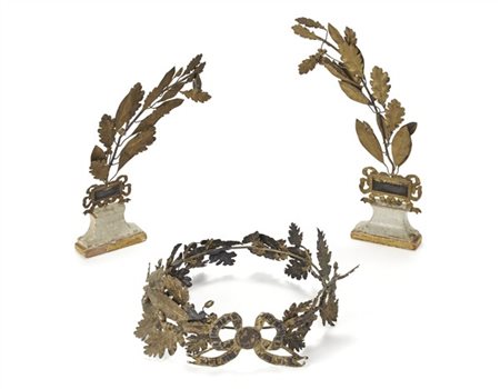 Arte del secolo XVIII. Set decorativo in metallo dorato e brunito raffigurante