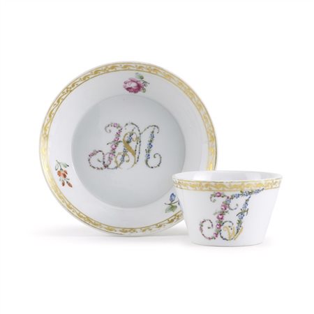 Manifattura di Berlino, fine secolo XVIII. Tazza con piatto in porcellana dipin