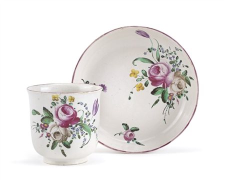 Manifattura del secolo XVIII. Tazza con piatto in maiolica dipinta a mazzetti e