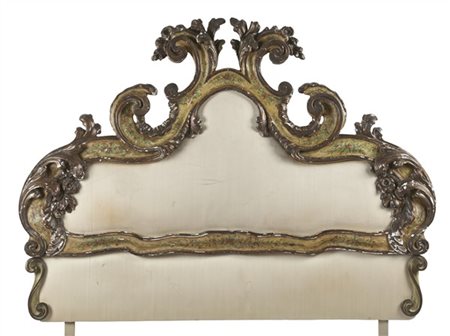Testata da letto in legno intagliato, dipinto e laccato con decoro a volute fog