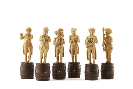 Arte tedesca, secolo XIX. Gruppo di sei sculture in avorio raffiguranti una ban