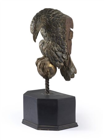 Scultore del secolo XVIII. Figura frammentaria di aquila su globo in legno inta