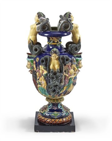 Manifattura del secolo XIX-XX. Grande vaso biansato in maiolica policroma con s