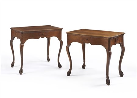 Coppia di tavolini da gioco in noce con piano sagomato e quattro cassetti nelle
