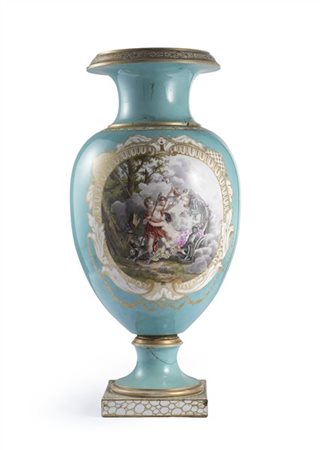 Manifattura del secolo XIX. Grande vaso in porcellana dipinta in policromia con