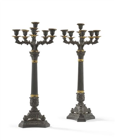 Coppia di candelabri a sei fiamme in bronzo brunito e dorato con fusto scanalat