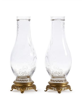 Baccarat (attribuito)
Coppia di vasi in cristallo inciso a motivo floreale, base