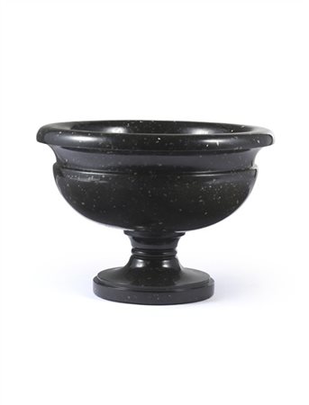 Coppa in marmo nero circolare con fascia modanata e base circolare (d. cm 30; h
