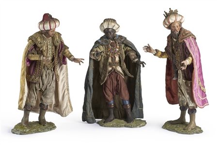 Arte napoletana, secolo XIX. Gruppo di tre figure da presepe di Re Magio in ter