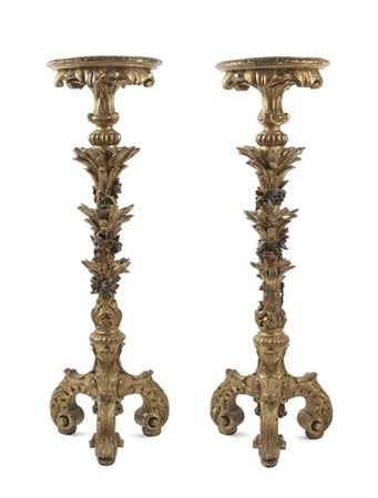 Coppia di colonne portavaso in legno intagliato dorato, decorato in policromia