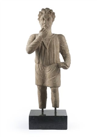 Antica figura virile in basalto scolpito (h. cm 70) montata su base in marmo (h