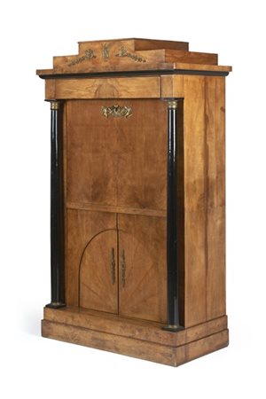 Secretaire Biedermeier lastronato in legni di varie essenze con montanti a colo