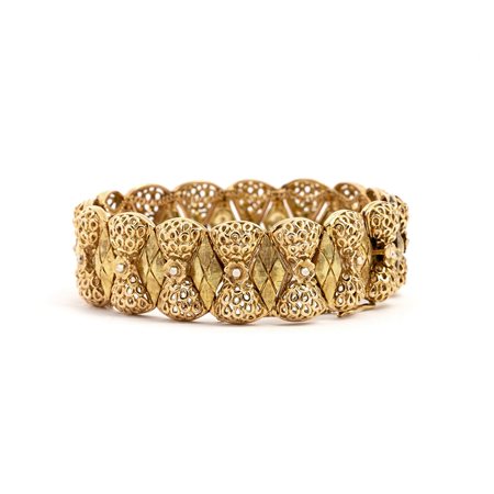 Bracciale a fascia con maglie lavorate e traforate.