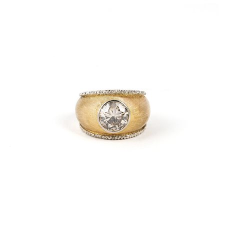 Anello a fascia con Diamante sintetico.