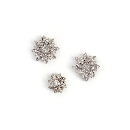 Tre piccole spille a forma di Fiore con Diamanti.