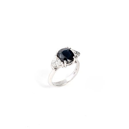 Anello con Zaffiro e Diamanti.