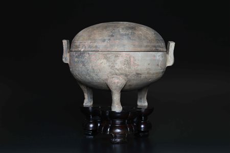 Arte Cinese Contenitore tripode Han in terracotta con tracce di policromia...