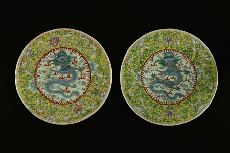 Arte Cinese Coppia di tonde placche in porcellana dipinta con dragone...