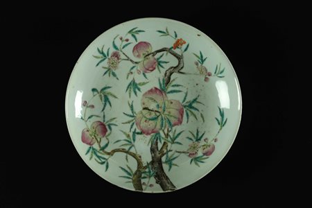 Arte Cinese Piatto in porcellana dipinta con pesche marcato Qianlong Cina,...
