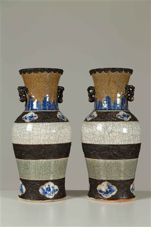 Arte Cinese Coppia di vasi in porcellana nanchino con fasce in metallo Cina,...
