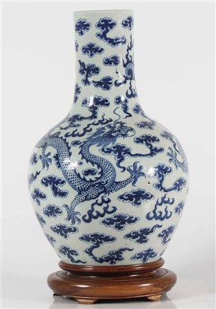 Arte Cinese Vaso in porcellana bianco/blu marcato sulla base Cina, XIX...