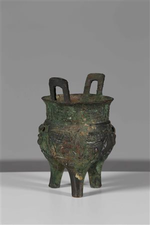 Arte Cinese Tripode in bronzo Liding Cina, periodo Shang, XV - X secolo AC....