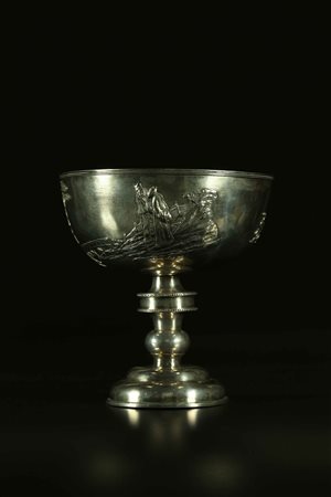 Arte Cinese Coppa in argento su alta base Cina, XX secolo. . Cm 19,50 x...