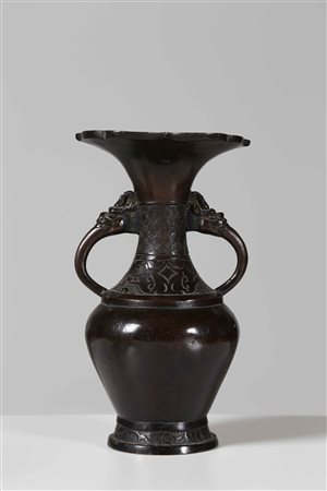 Arte Cinese Vaso in bronzo a patina scura con bocca lobata Cina, dinastia...