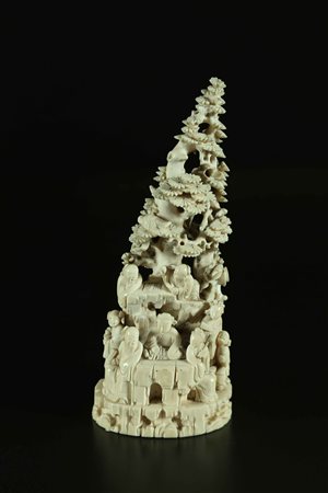Arte Cinese Intaglio in avorio raffigurante una montagna e delle figure Cina,...