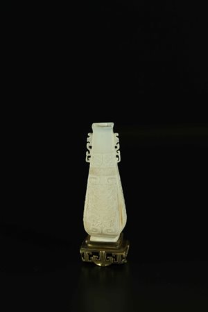 Arte Cinese Piccolo vaso intagliato in avorio marcato Qianlong Cina, dinastia...