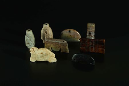 Arte Cinese Gruppo di otto giade arcaiche Cina, XIX secolo e antecedente . -....