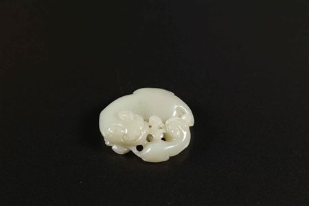 Arte Cinese Intaglio in giada raffigurante due leoni Cina, XIX secolo. -. Cm...