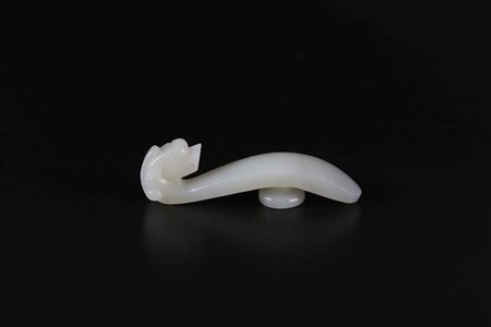 Arte Cinese Fibbia in giada sagomata a chilong Cina, XIX secolo. -. Cm 7,30.