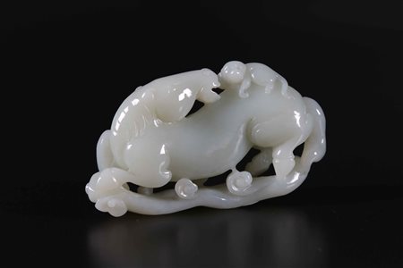 Arte Cinese Intaglio in giada raffigurante un cavallo con scimmia sul dorso...