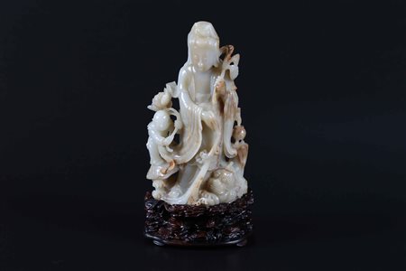 Arte Cinese Intaglio in giada raffigurante Guanyin con un bambino Cina, XIX...