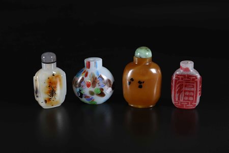 Arte Cinese Gruppo di quattro tabacchiere in agata e vetro Cina, XIX secolo....