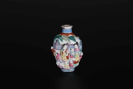 Arte Cinese Snuff bottle in porcellana famiglia rosa con figure in rilievo...