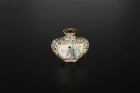 Arte Cinese Snuff bottle in porcellana smaltata di giallo, decorata con...