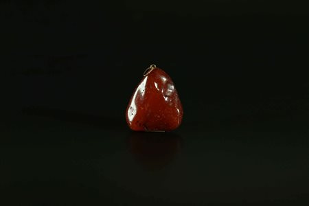 Arte Cinese Ambra montata a ciondolo Cina, XIX secolo. . Cm 4,00 x 5,50. Di...